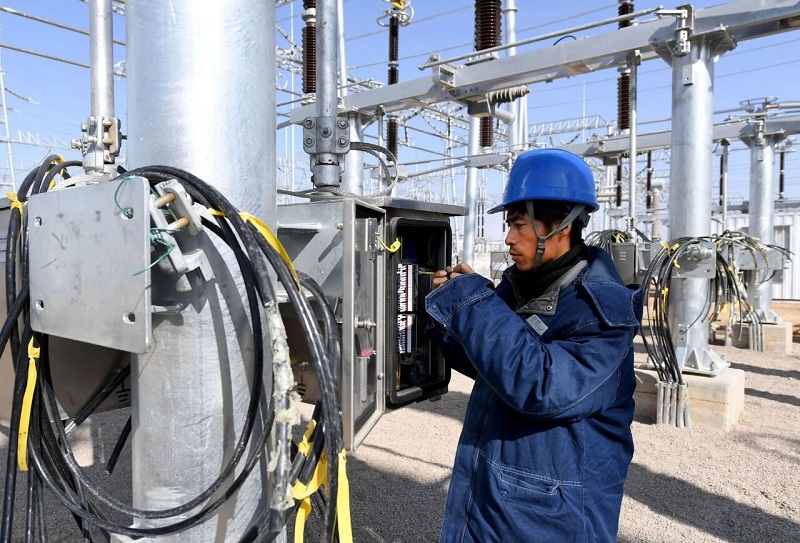 SF₆ Circuit Breaker: Yüksək elektromənfilik və havadan 100 dəfə çox qövs söndürmə qabiliyyəti ilə üstün performans təmin edən yüksək gərginlikli elektrik şəbəkələrinin kritik komponenti.